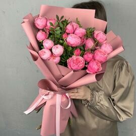 Buket iz kustovoj pionovidnoj rozi