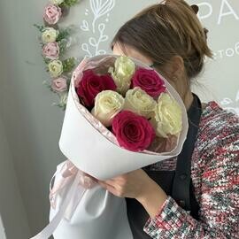 Buketik Mini iz roz malinovih i belih roz