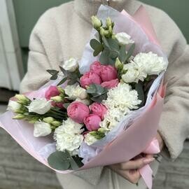 Букет цветов из пион розы с диантусами и лизиантусом