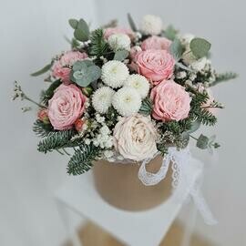 Kustovie rozi, golubaya el_ i kustovie hrizantemi sorta N_yuton v korobke