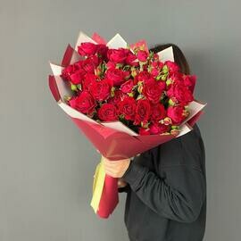Букет красные кустовые розы