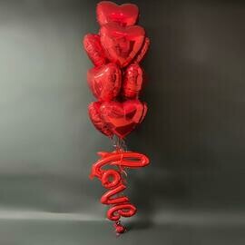 Фонтан красных шаров сердец с надписью love