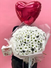 Букет гигант ромашек с коробкой конфет Raffaello и шар сердце