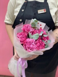 Букет розовых пионовидных роз с зеленью