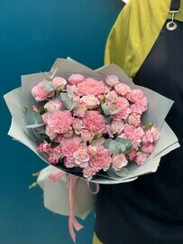 Нежный букет роз и диантусов