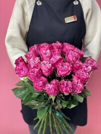 25 pionovidnih roz  roz s oformleniem na atlasnuyu lentu