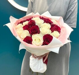 Buket iz 21 ekvadorskoj rozi miks belih i krasnih