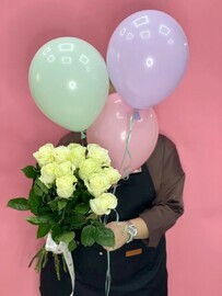 Букет белых роз и гелиевые шары