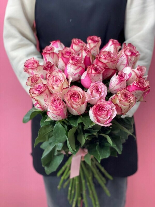 Розовые розы, 25 шт на атласной ленте , 25 розовых  роз  роз с оформлением на атласную ленту 