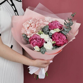 Buket s gortenziej i pionovidnimi rozami