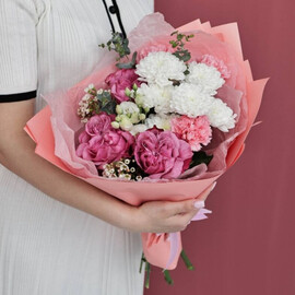 Buket s pionovidnimi rozami i eustomoj