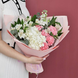 Buket s gortenziej i al_stromeriyami