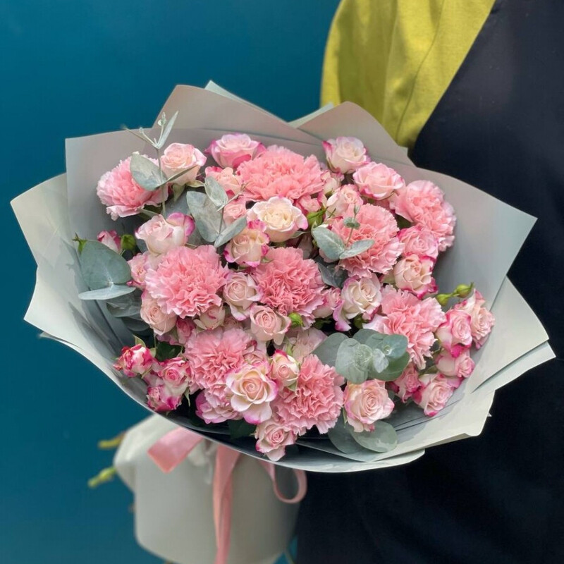 Nezhnij buket roz i diantusov, standart