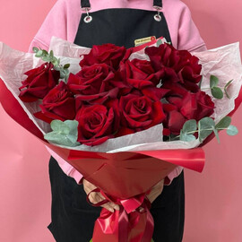 Buket frantcuzskih roz s evkaliptom