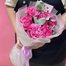 Букет розовых пионовидных роз с зеленью