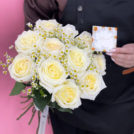 Пионовидные розы с ромашками