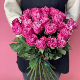 25 pionovidnih roz  roz s oformleniem na atlasnuyu lentu