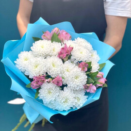 Нежный букет с альстромерией и хризантемой