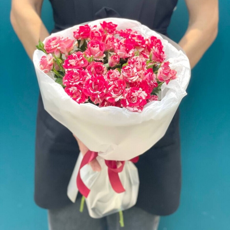 Яркий букет кустовых роз, яркий букет кустовых роз