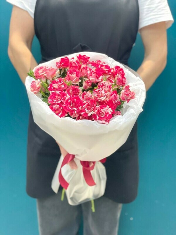 YArkij buket kustovih roz, yarkij buket kustovih roz