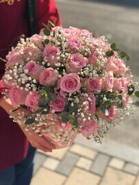 Nezhnie rozi v shlyapnoj korobke