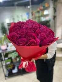 Aromatnaya roza 25sht v dekorativnoj upakovke
