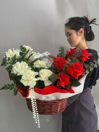 Бело-красные розы в корзине 