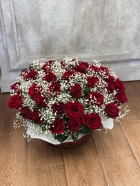 Корзина с розами и воздушной гипсофилой 