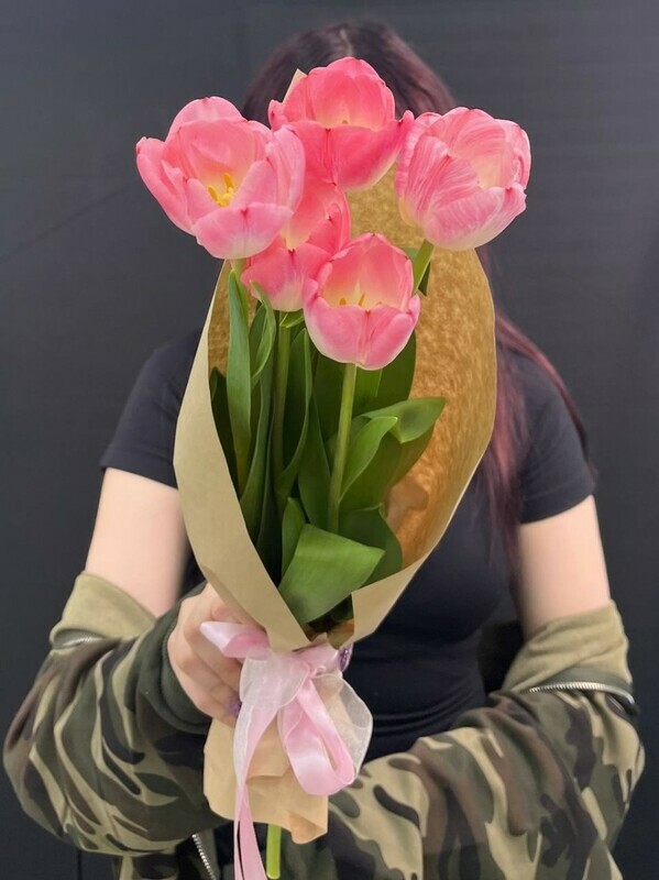 розовые тюльпаны в упаковке, 5 розовых тюльпанов в упаковке