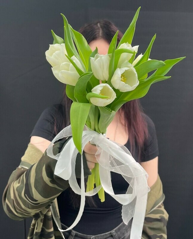 7 белых тюльпанов под ленту, 7 белых тюльпанов под ленту