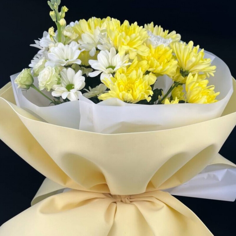 Жёлтый пышный букет с хризантемами, стандартный