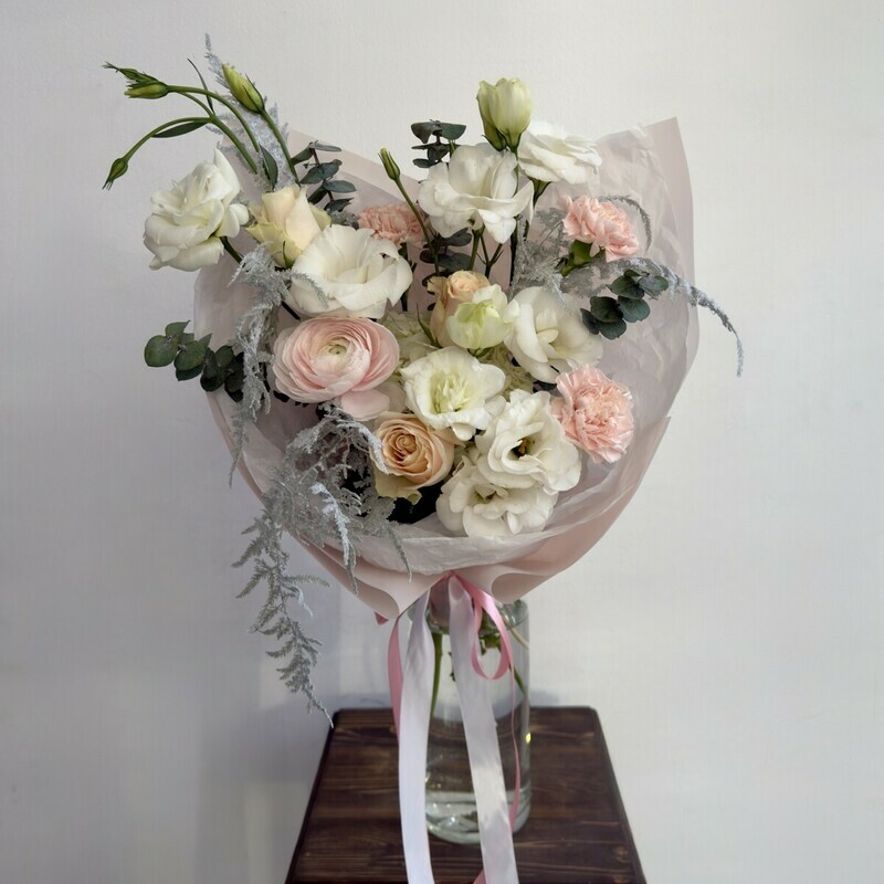 Avtorskij buket s gortenziej, eustomoj, rozami i diantusami, standart