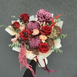 Авторский букет с хризантемой бигуди, с ягодами, пионовидными розами, эвкалиптом 