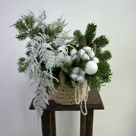 Авторская композиция из живых веток нобилиса  из зимней коллекции «Морозные узоры »