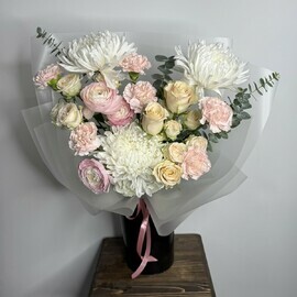 Авторский букет с ранункулюсами, пионовидными розами, хризантемами 