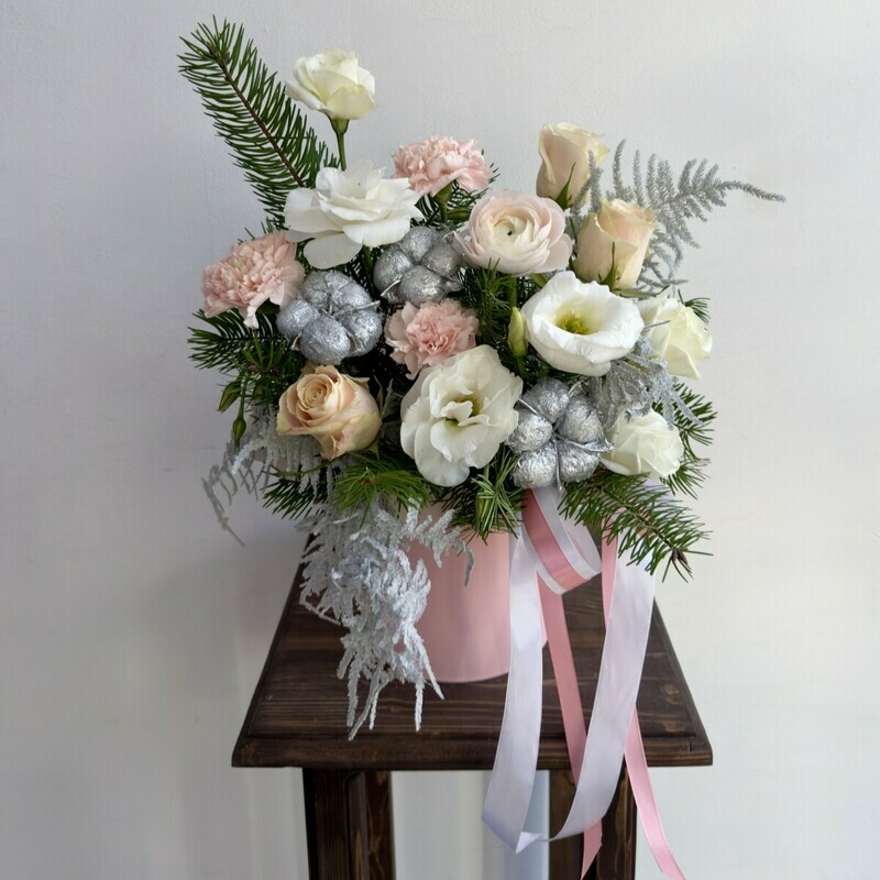 Авторская композиция в коробке с розами, эустомой, хлопком, ранункулюсом , стандартный