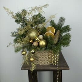 Авторская композиция с нобилисом, шишками, аспарагусом, и праздничным декором 