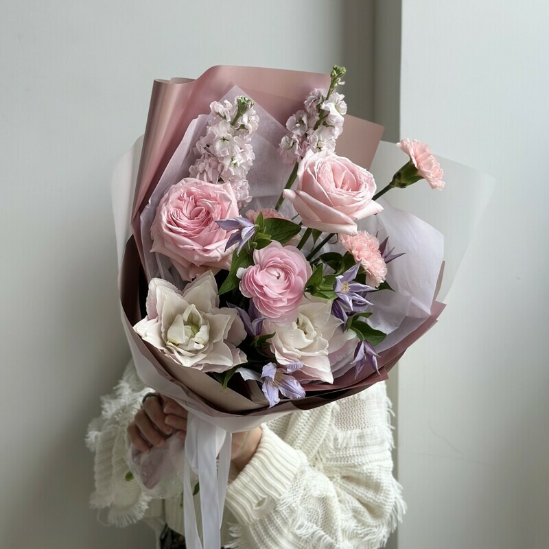 Нежный авторский букет с ранункулюсами, маттиолой, клематисом, пионовидными розами и лилиями , стандартный
