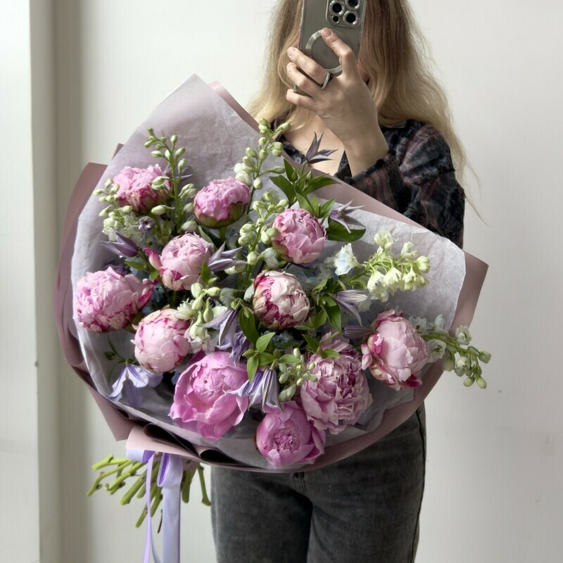 Букет из пионов, дельфиниума и клематиса, стандартный