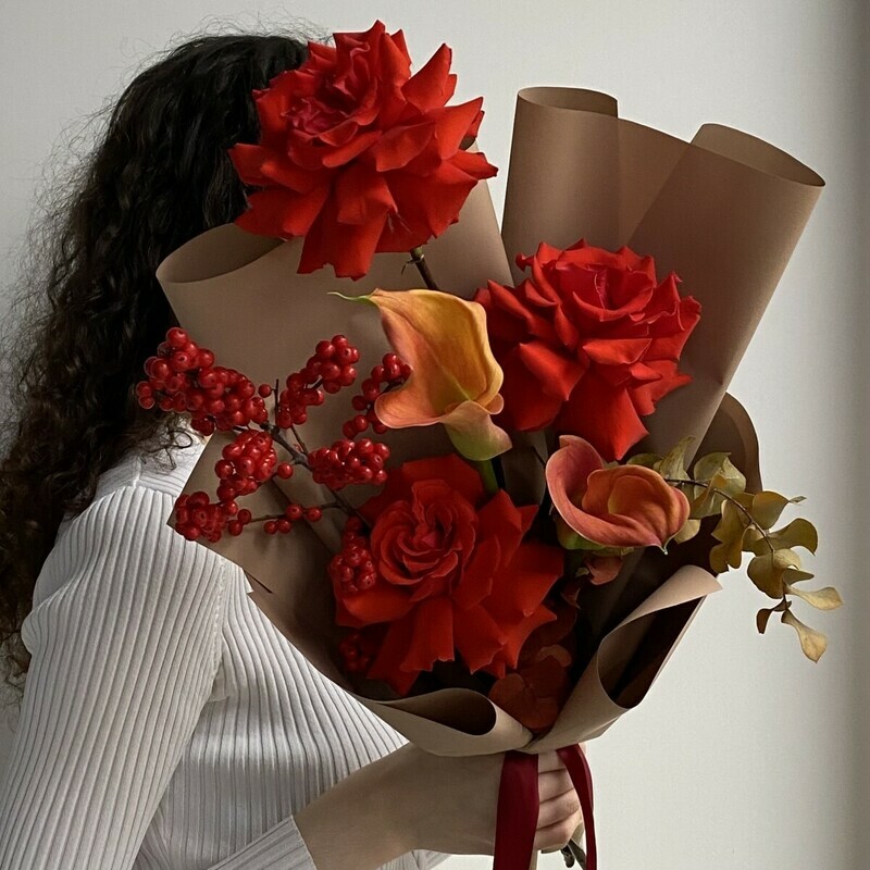 Avtorskij buket s rozoj Ninoj, ileksom , kallami, evkaliptom, standart