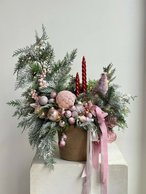 Изысканная новогодняя композиция в плетеном кашпо ручной работы, делюкс