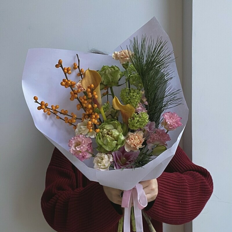 Авторский букет с илексом, сосной, маттиолой, вибурнумом, розой ( размер М), стандартный