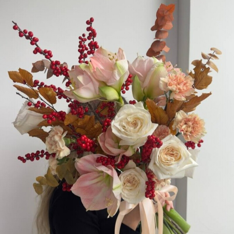 Avtorskij buket s izyashnimi amarillisami, vetkami ileksa i pionovidnimi rozami, premium