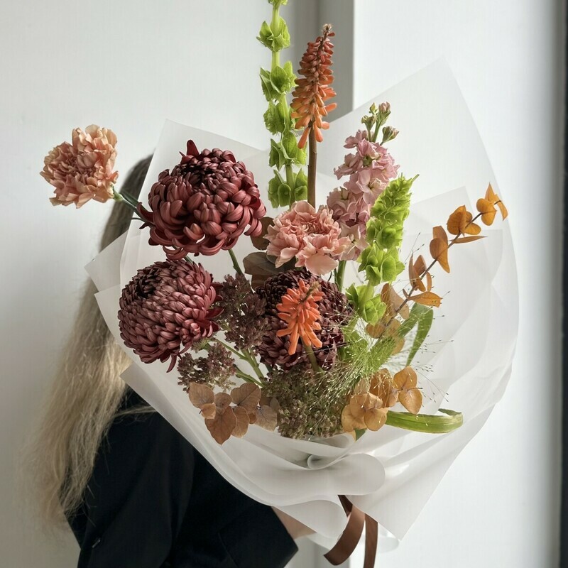 Авторский букет с хризантемами бигуди, с эвкалиптом, молюцеллой и Диа, стандартный
