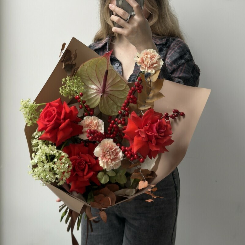 Avtorskij buket s anturiumom, rozoj Nina , ileksom , diantusami, standart