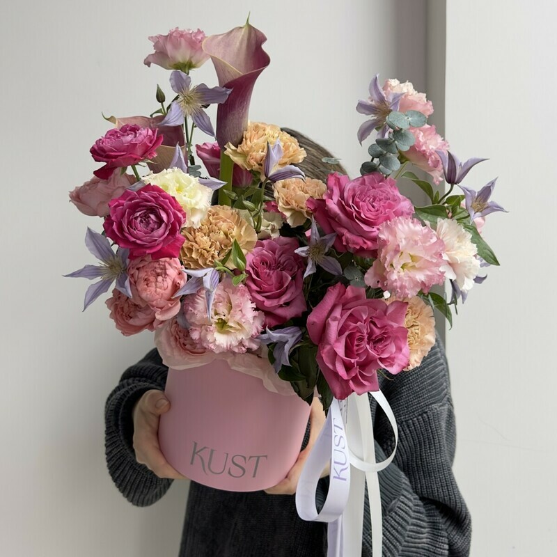 YArkaya tcvetochnaya kompozitciya s pionovidnimi rozami, kallami, klematisom i eustomoj, standart