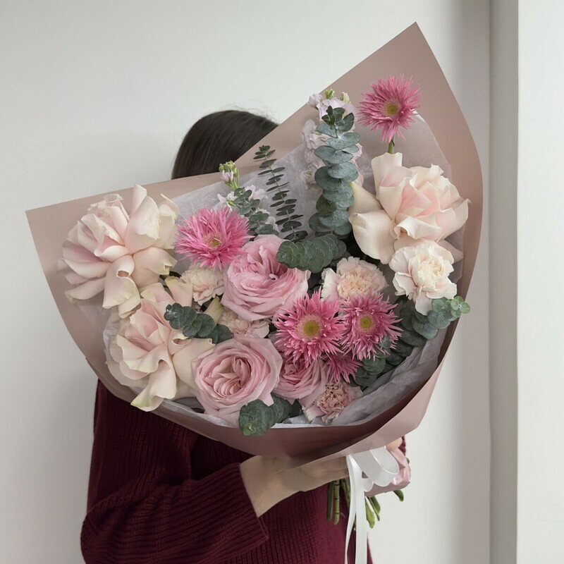 Sbornij buket s nezhnimi frantcuzskimi rozami, Gerberami, pionovidnimi rozami i mattioloj, standart