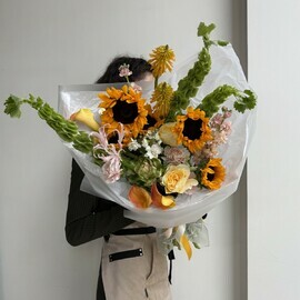 Avtorskij buket s podsolnuhami, kallami, mattioloj, rozoj Vuvuzella
