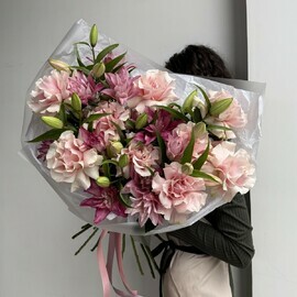 Авторский букет с лилиями и французскими розами