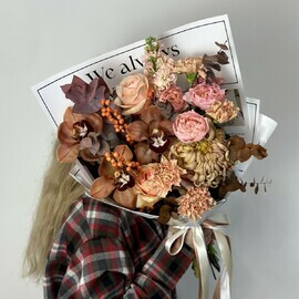 Avtorskij buket s orhideyami, rozoj Dzhul_ettoj, ileksom,  «Spelij persik s notami koritci »